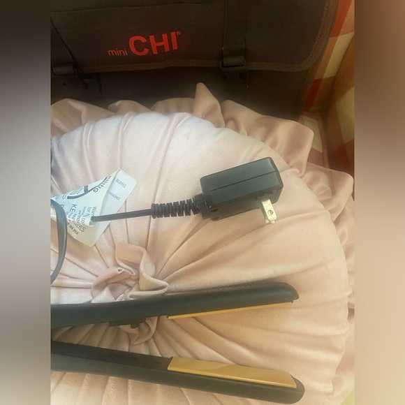 Chi hair styling with travel case super cute and spacious - flat iron - Picture 7 of 10